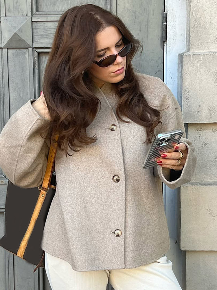 Damen Kurzmantel aus Wollmix mit kastiger Boxy-Silhouette und markanter Knopfleiste Echoarchiv