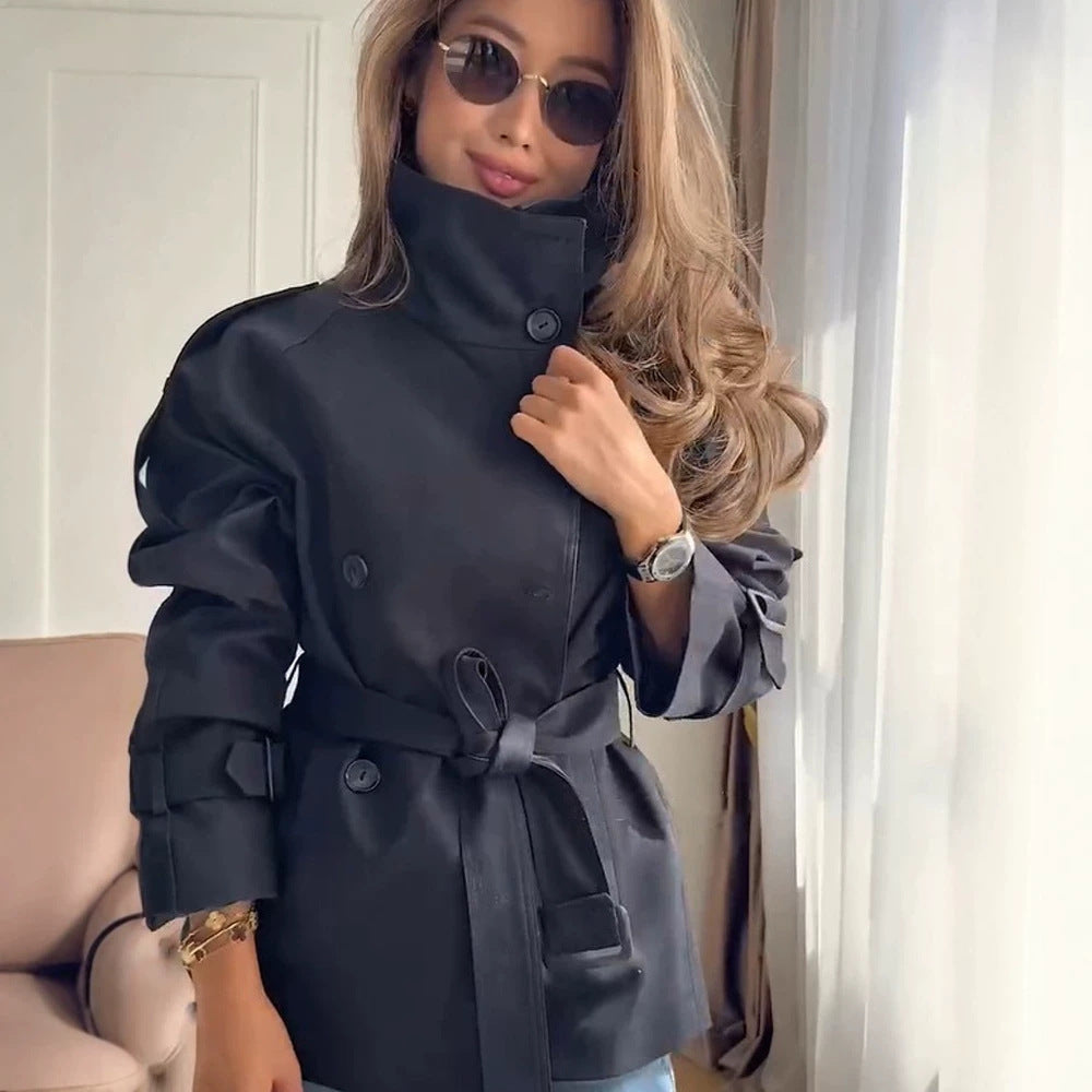 Damen Kurzer Boxy-Trenchcoat mit hohem Stehkragen, doppelreihiger Front & Taillengürtel Echoarchiv