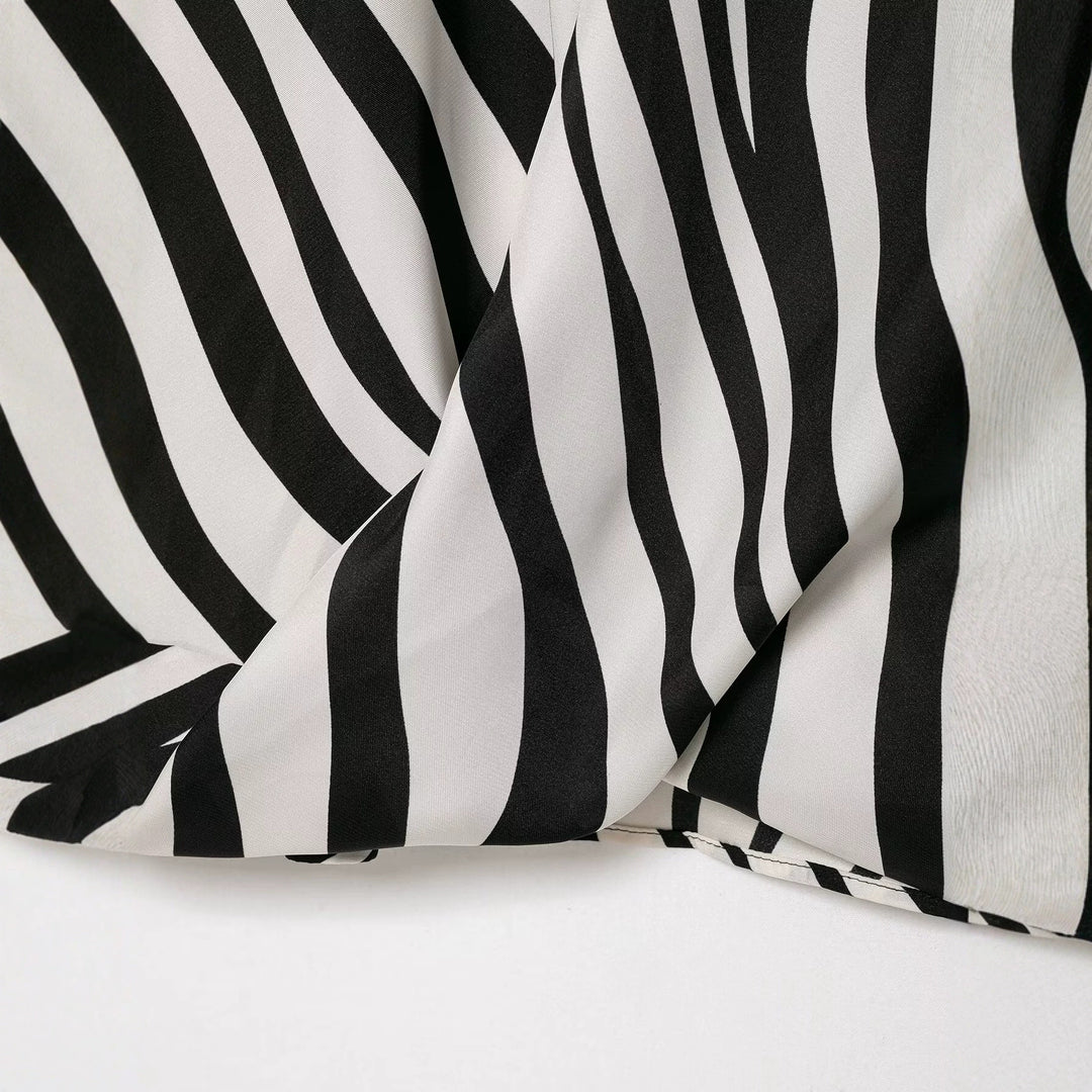 Damen Seidige Oversize-Bluse mit Zebra-Streifen und Federbesatz Echo Archiv