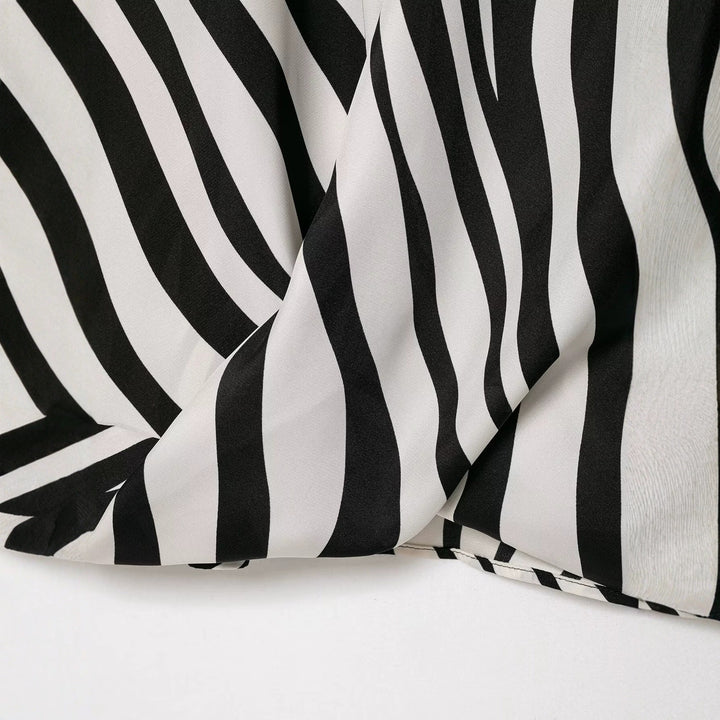 Damen Seidige Oversize-Bluse mit Zebra-Streifen und Federbesatz Echo Archiv