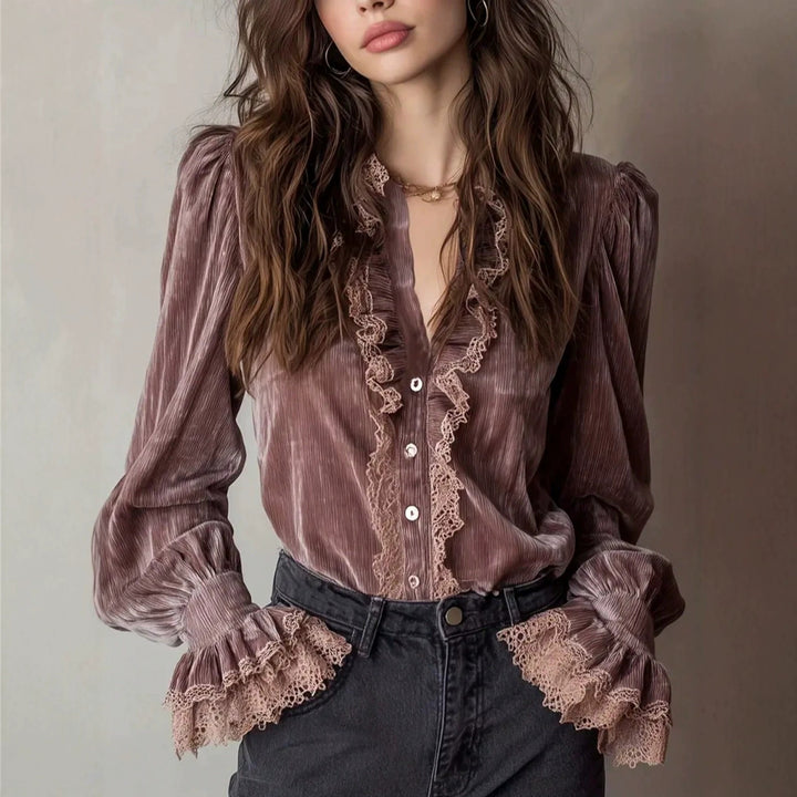 Damen Plissée-Veloursbluse mit Spitzenrüschen und Puffärmeln Echo Archiv