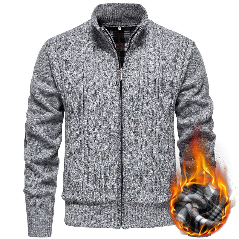 Herren nan grobgestrickter Cardigan mit Zopfmuster, Stehkragen und kariertem Innenfutter Echo Archiv