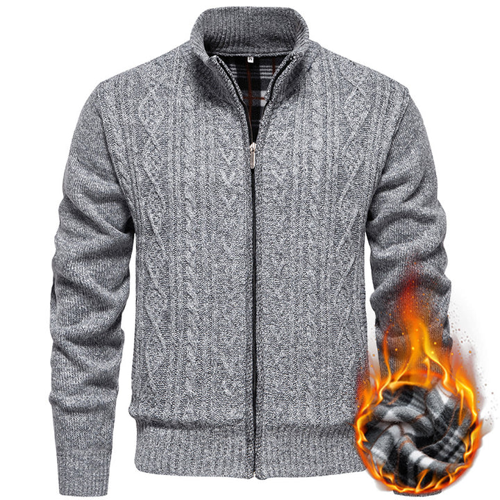Herren nan grobgestrickter Cardigan mit Zopfmuster, Stehkragen und kariertem Innenfutter Echo Archiv