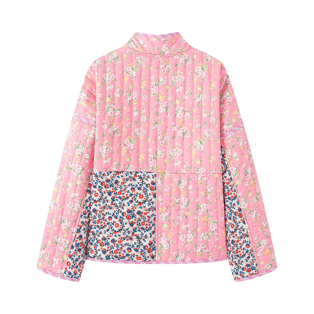 Damen gesteppte Patchwork-Quiltjacke mit Stehkragen, großen Zierknöpfen und aufgesetzten Taschen – Célinea