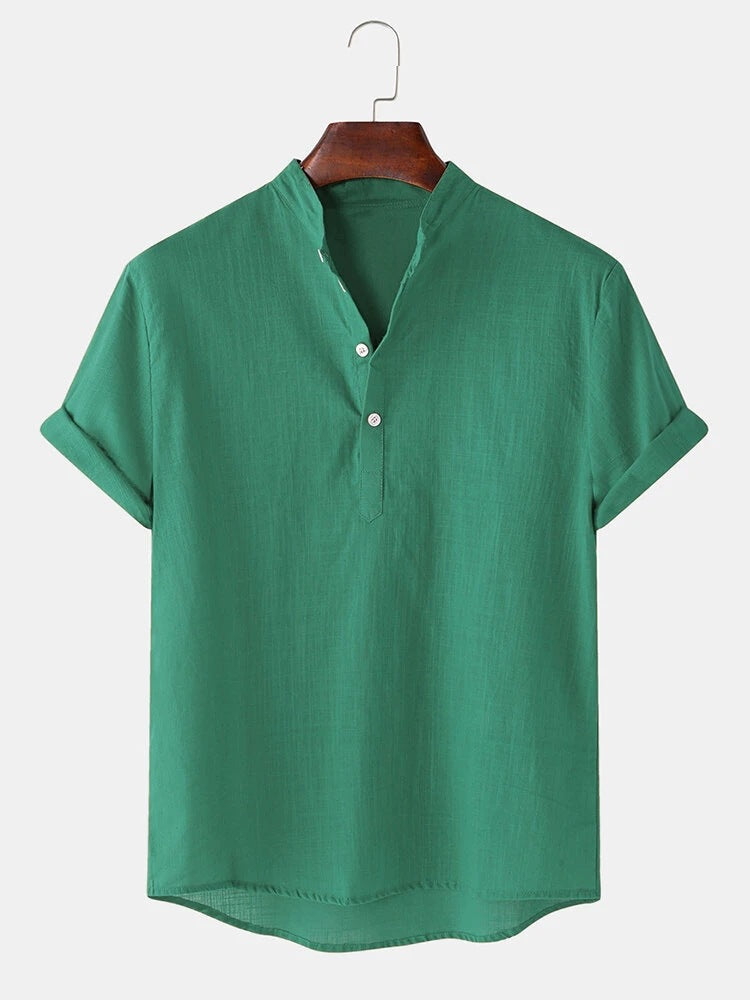 Herren Kurzarmhemd mit innovativem Henley-Ausschnitt und fließendem Material Echoarchiv