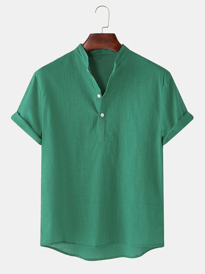 Herren Kurzarmhemd mit innovativem Henley-Ausschnitt und fließendem Material Echoarchiv