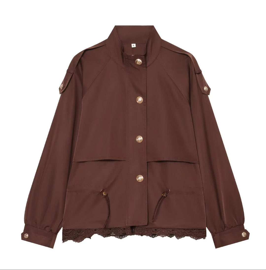 Damen 50+ taillierte Utility‑Blousonjacke mit Stehkragen, Kordelzugtaschen und Spitzenbesatz Echo Archiv