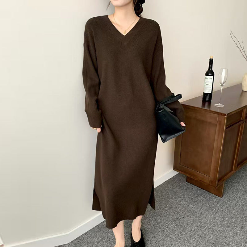 Damen Langes Feinstrick-Midikleid mit V‑Ausschnitt, Seitenschlitz und entspannter Silhouette Echoarchiv