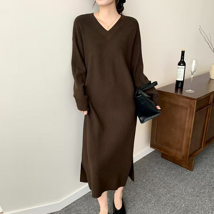 Damen Langes Feinstrick-Midikleid mit V‑Ausschnitt, Seitenschlitz und entspannter Silhouette Echoarchiv