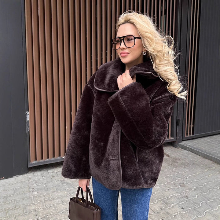 Damen Boxy-Fauxfur-Jacke mit voluminösem Schalkragen und kastiger Silhouette Echoarchiv