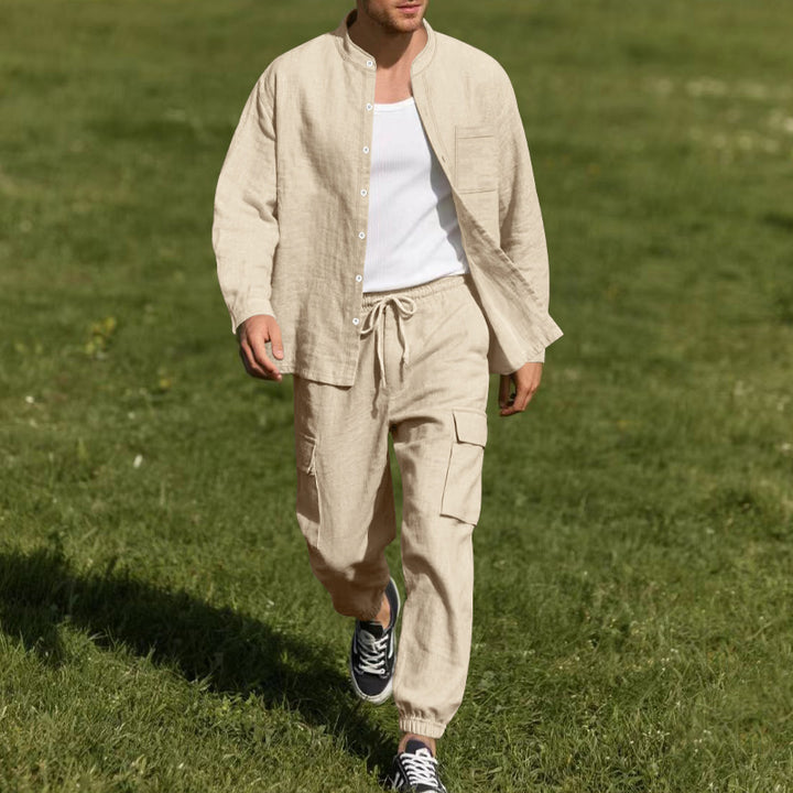 Herren Lässiges Kombi-Outfit mit Hemd und Cargo-Hose Echoarchiv