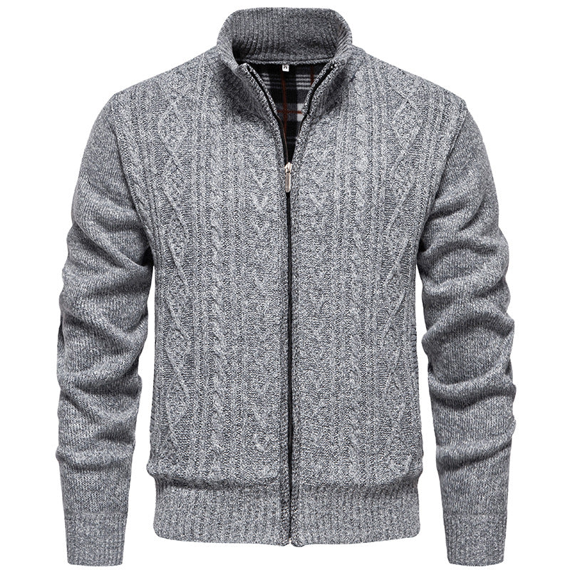 Herren nan grobgestrickter Cardigan mit Zopfmuster, Stehkragen und kariertem Innenfutter Echo Archiv