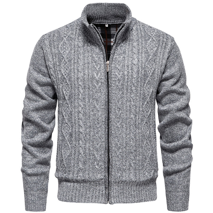 Herren nan grobgestrickter Cardigan mit Zopfmuster, Stehkragen und kariertem Innenfutter Echo Archiv