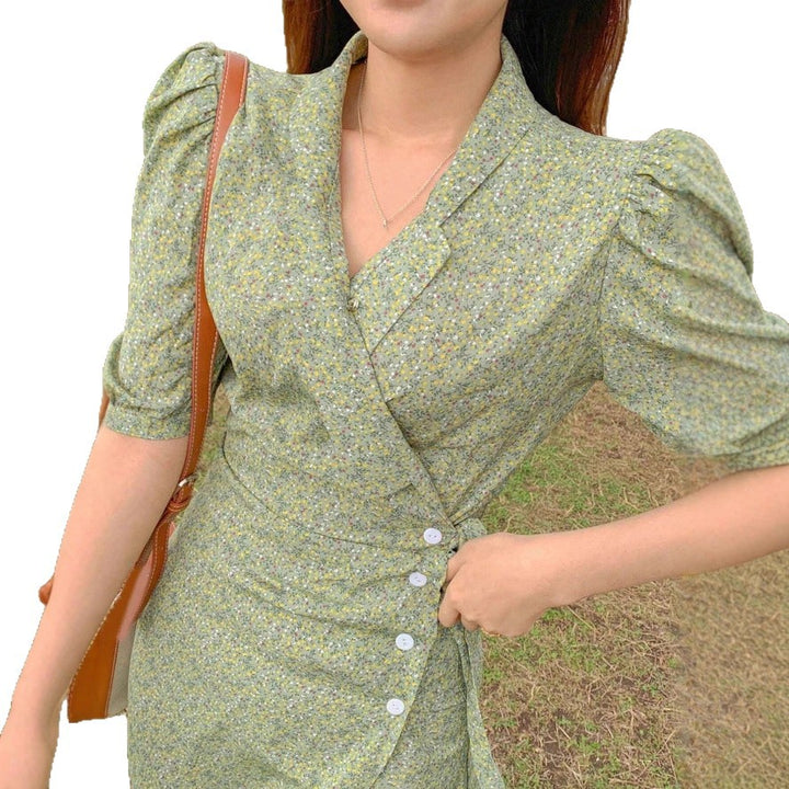Damen Wickelkleid mit charmanten Puffärmeln und eleganten Knopfdetails Echo Archiv