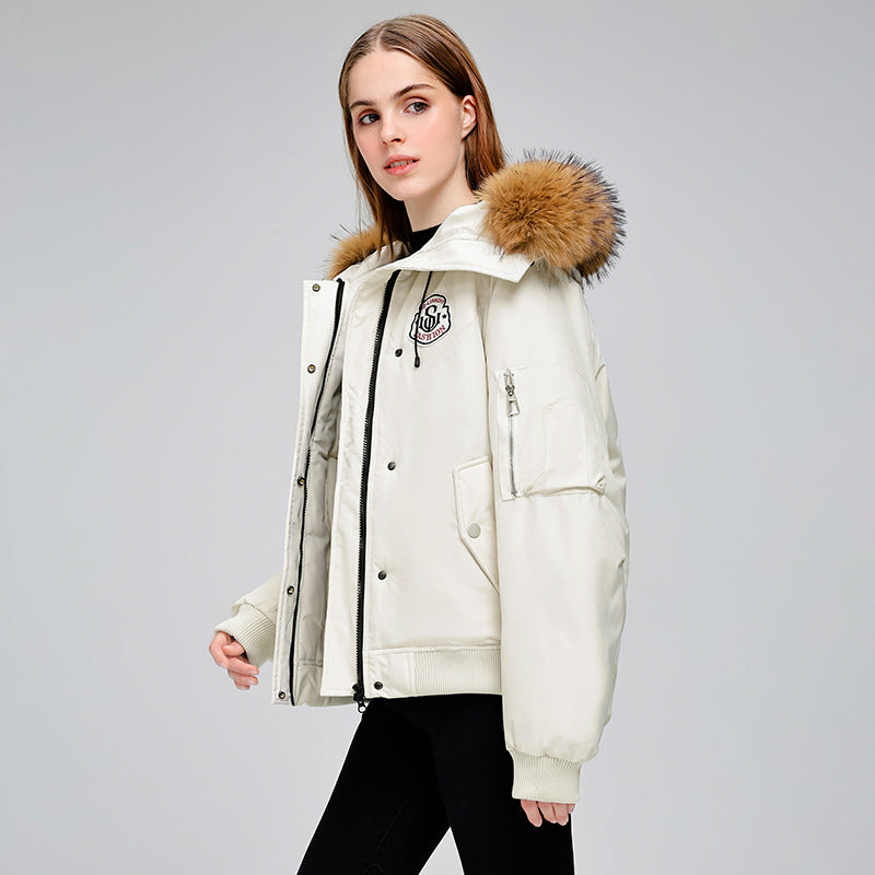 Damen Kurzparkajacke im Bomberstil mit abnehmbarer Fellkapuze und Logo‑Patch Echo Archiv