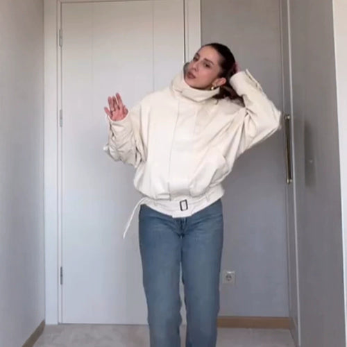 Damen Oversize Kurzjacke mit hohem Stehkragen, wattierter Silhouette und taillierbarem Gürtel Echoarchiv