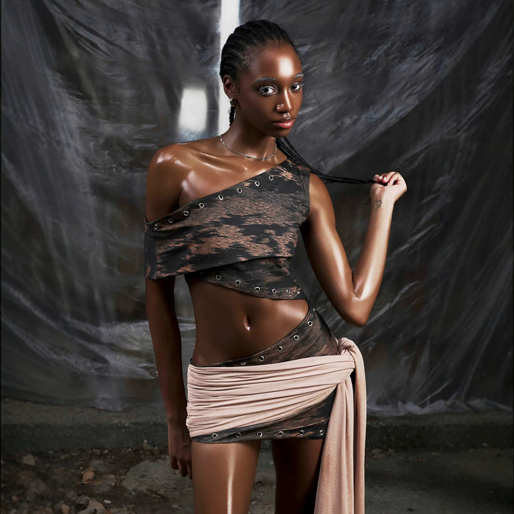 Damen Asymmetrisches Crop-Top mit ausgefallenem Schnitt und dekorativen Ösen Echo Archiv