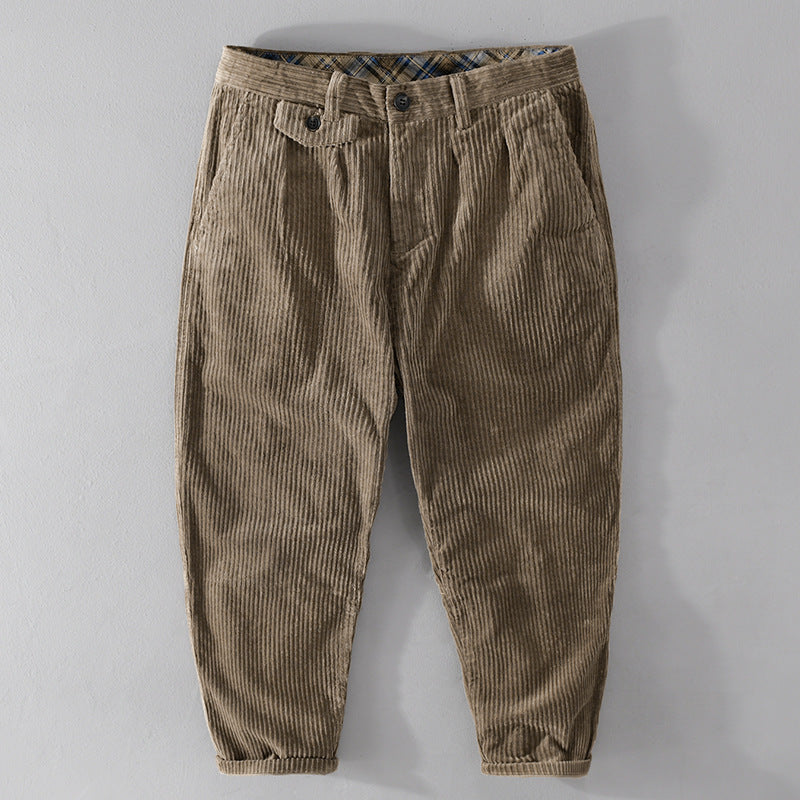 Herren Cordhose mit konischem Schnitt, hohem Bund, Karo-Innenbund und gekrempeltem Saum Echoarchiv