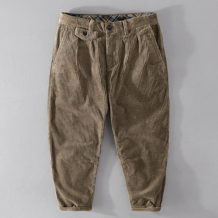 Herren Cordhose mit konischem Schnitt, hohem Bund, Karo-Innenbund und gekrempeltem Saum Echoarchiv