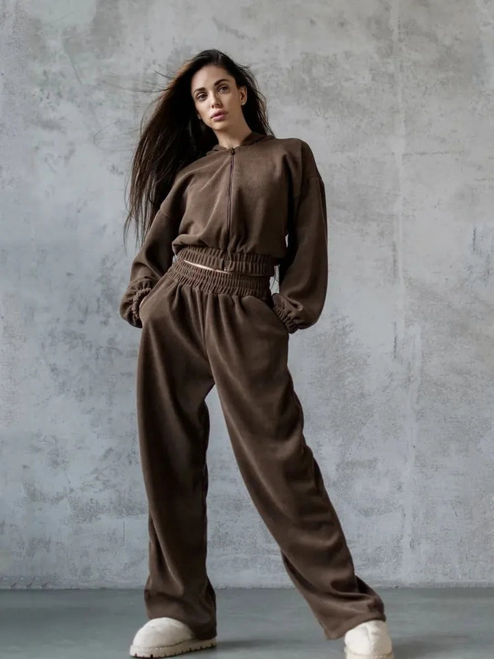Damen Velours-Loungewear-Set mit kurzem Reißverschluss-Hoodie und weiter hochgeschnittener Palazzohose – Élanora