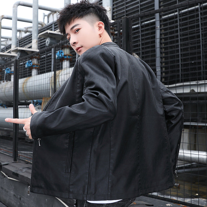 Herren Schmal geschnittene Kunstleder‑Motojacke mit minimalem Stehkragen und Zipperdetail Echoarchiv