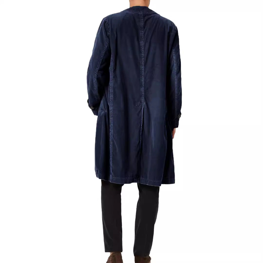Herren eleganter Langmantel mit schmalem Schnitt und stilistischen Details Echoarchiv