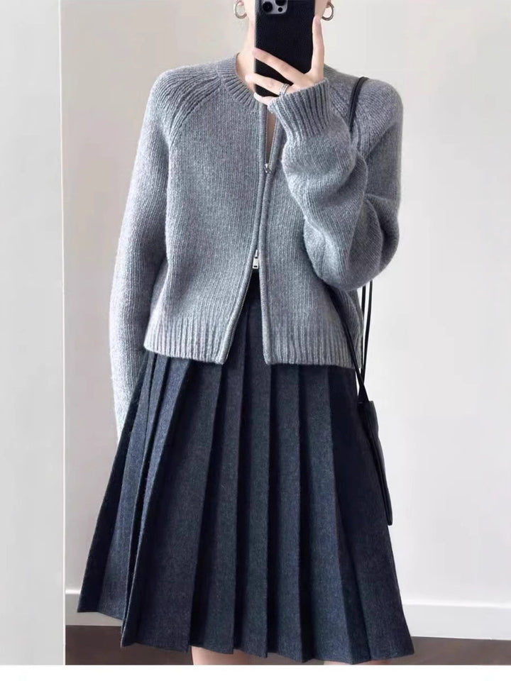 Damen Kurzjacke aus softem Feinstrick mit durchgehendem Reißverschluss und geripptem Saum Echoarchiv