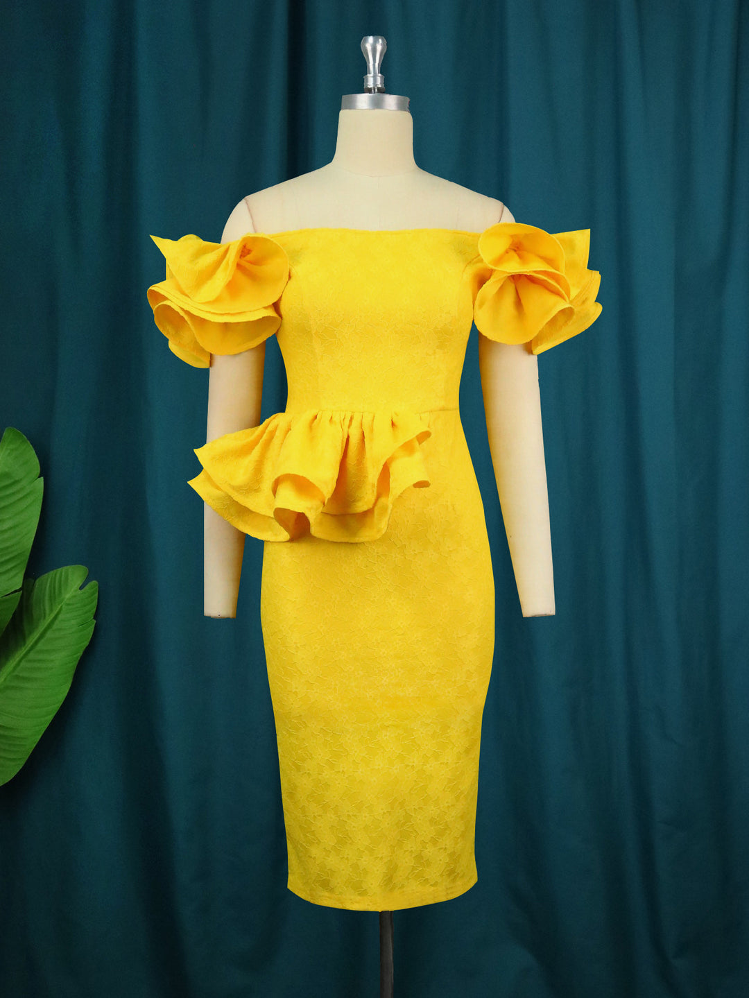 Damen figurbetontes Cocktailkleid mit voluminösen Rüschenärmeln Echo Archiv
