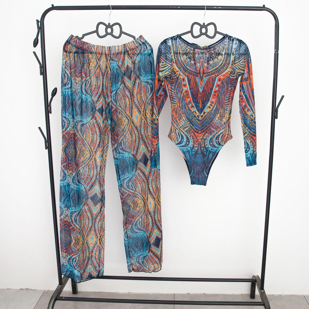 Damen modisches Badeoutfit mit langärmeligen Oberteil und lässigen Pants Echo Archiv