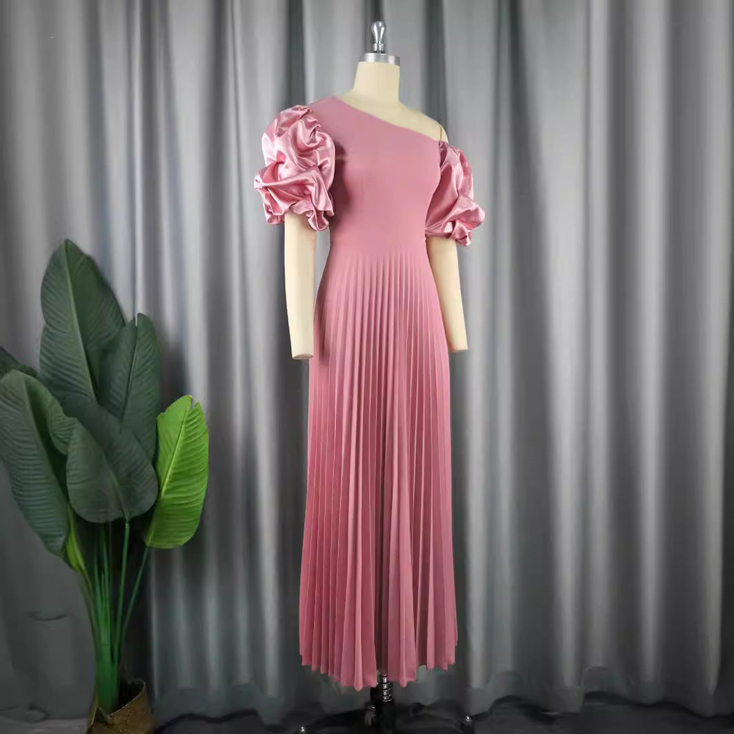 Damen Plissiertes Maxikleid mit asymmetrischem Oberteil und voluminösen Puffärmeln Echo Archiv
