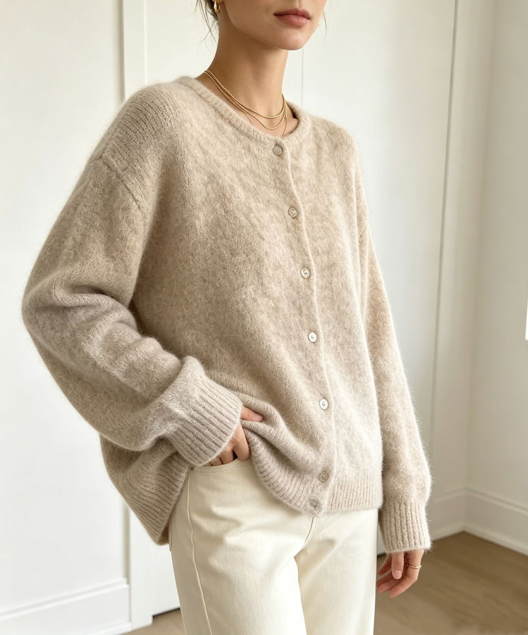 Damen Rundhals-Strickjacke mit weichem Flormix, Knopfverschluss und gerippten Bündchen – Célinea