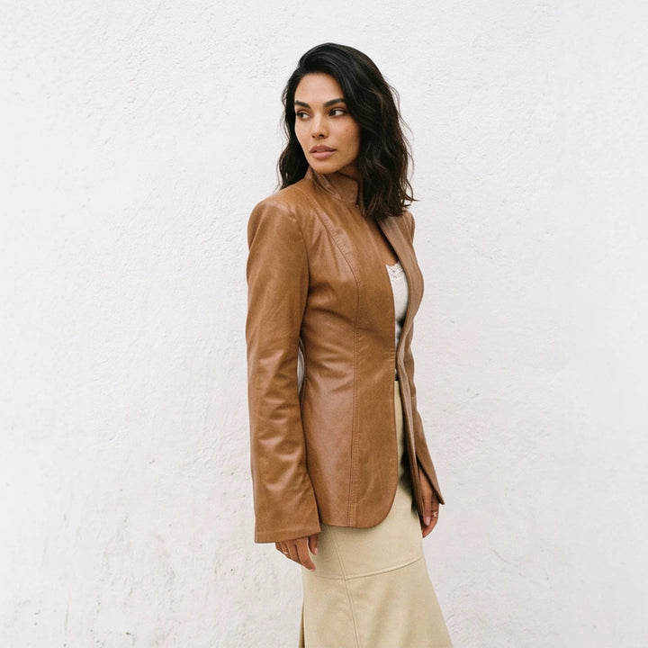 Damen taillierter Veganleder‑Blazer mit sculpted Nähten und Stehkragen Echoarchiv