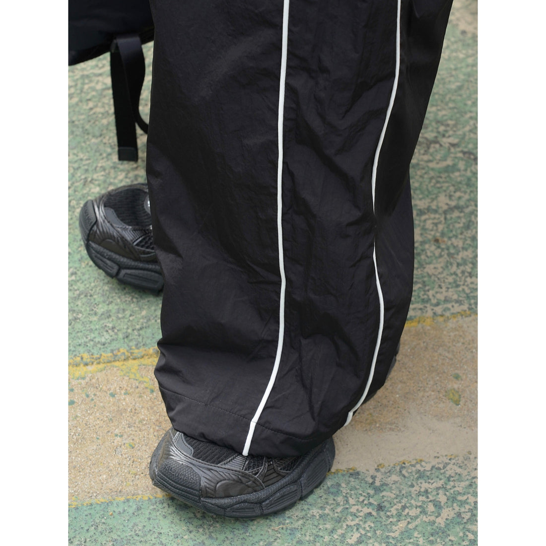 Damen Weite Nylon-Trainingshose mit Kontrastpaspeln und Elastbund Echoarchiv