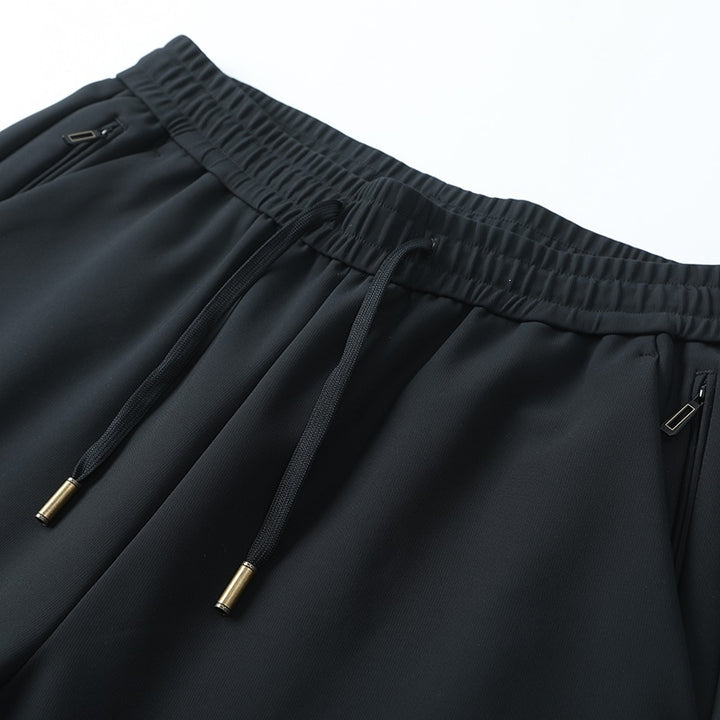 Herren Slim-Tapered Performance-Jogginghose aus wasserabweisendem Funktionsstoff mit elastischem Kordelbund & verdeckten Reißverschlusstaschen Echoarchiv