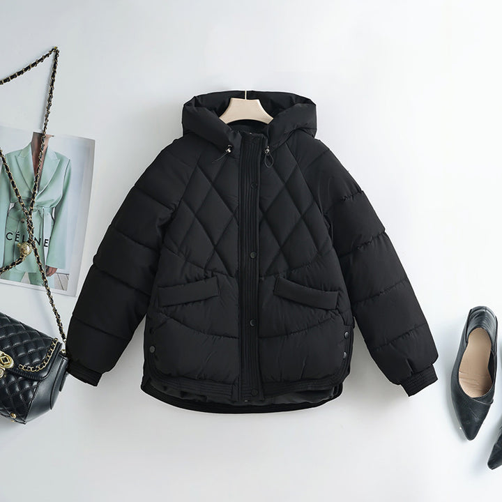 Damen gesteppte Kapuzen-Kurzjacke mit Karree-Steppung, geripptem Saum und verdeckter Druckknopfleiste – Célinea