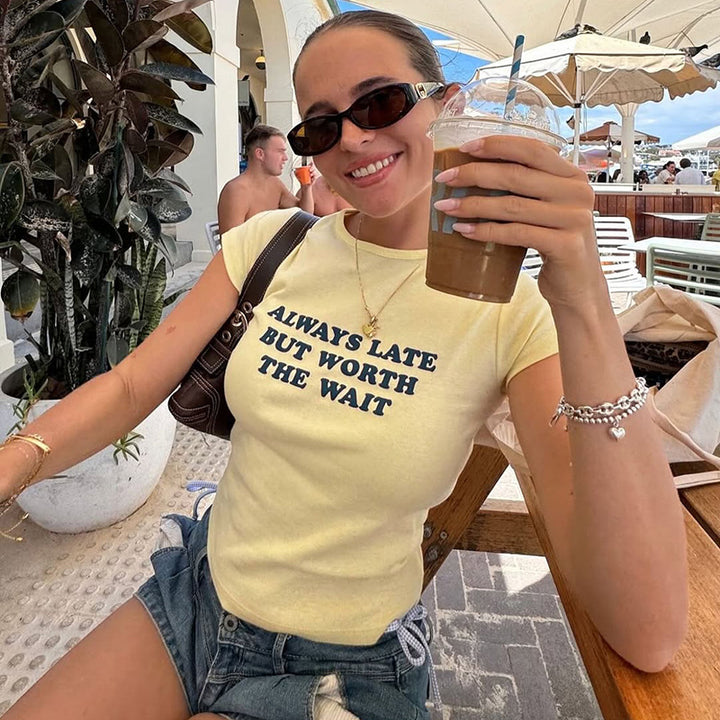 Damen Kurzes Statement T-Shirt mit Rundhalsausschnitt Echo Archiv