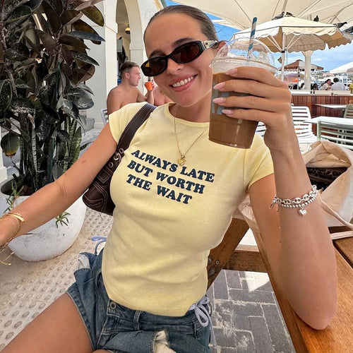 Damen Kurzes Statement T-Shirt mit Rundhalsausschnitt Echo Archiv