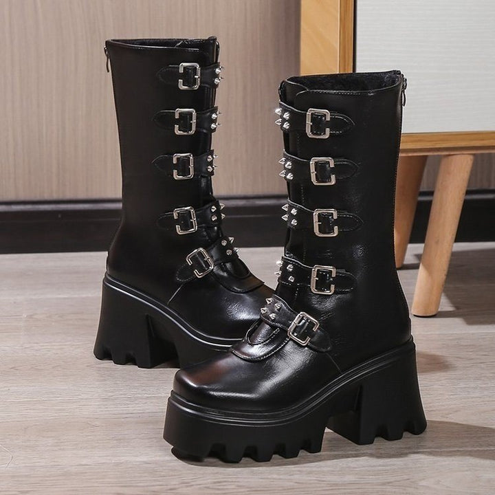 Damen Schaftstiefel mit Plateau, Mehrfachschnallen, Spikes und robuster Lugsohle Echoarchiv
