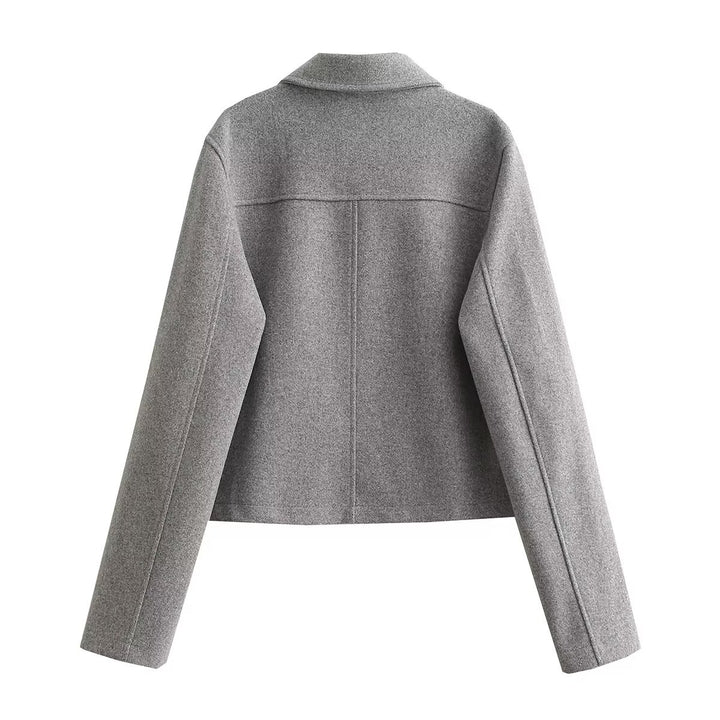 Damen kurze Wolljacke mit goldknopffront, aufgesetzten Klappentaschen und taillierter Silhouette – Célinea