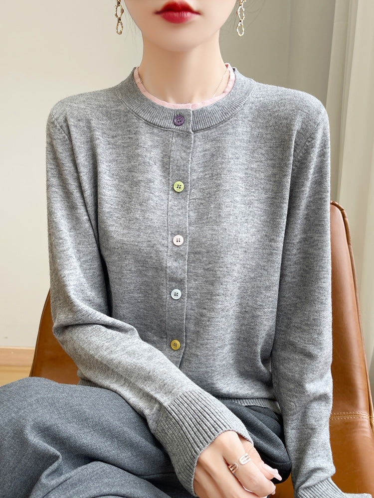 Damen Leichter Feinstrick-Cardigan mit Rundhalsausschnitt und bunten Knöpfen Echoarchiv