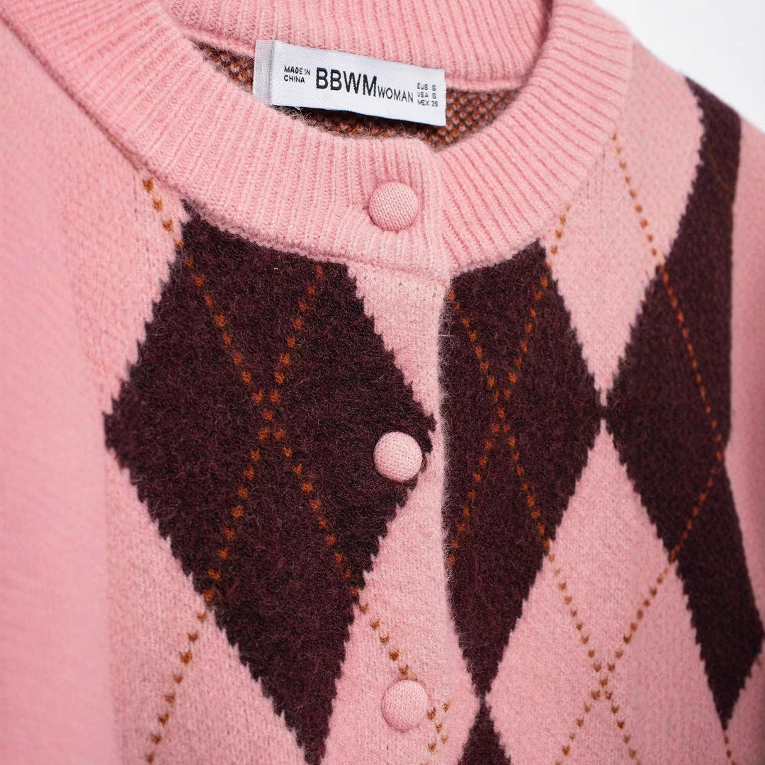 Damen Kurze Rauten‑Argyle‑Strickjacke mit Rundhals und stoffbezogenen Knöpfen Echoarchiv