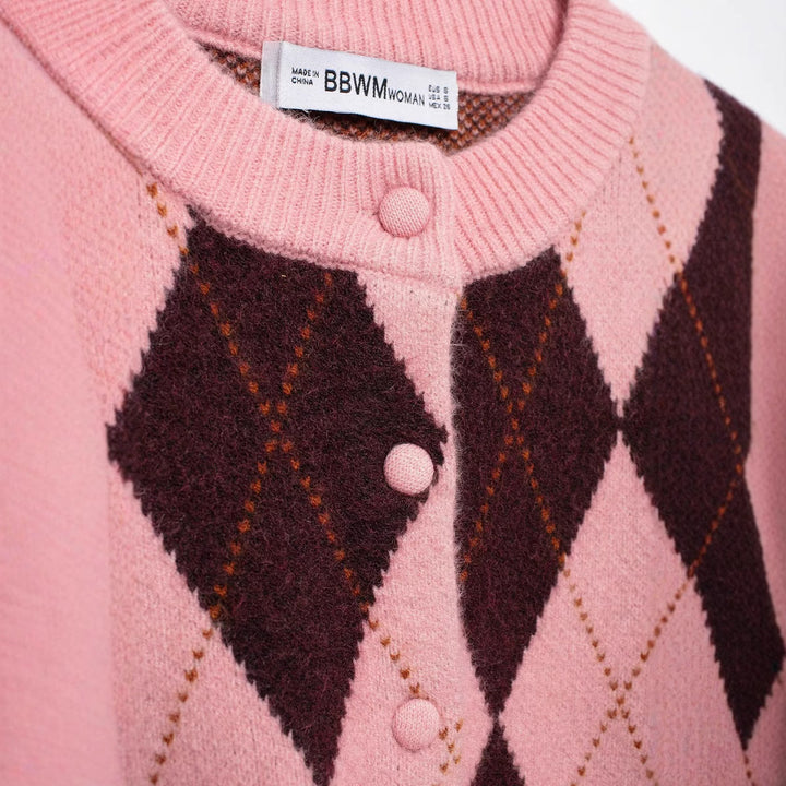 Damen Kurze Rauten‑Argyle‑Strickjacke mit Rundhals und stoffbezogenen Knöpfen Echoarchiv