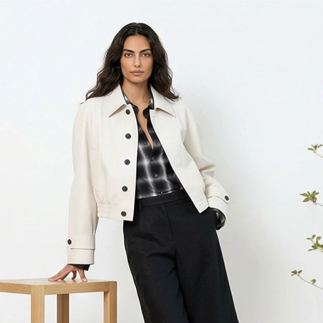 Damen Kurzer Boxy-Blouson mit elastischem Saum und markanten Knopfdetails Echoarchiv