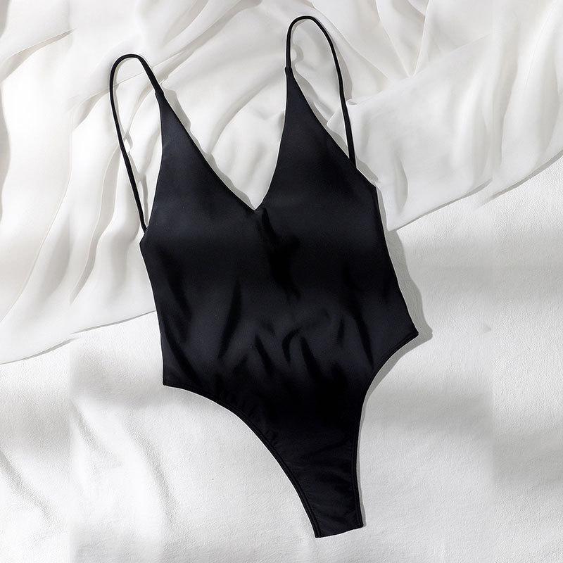 Damen eleganter Badeanzug mit tiefem V-Ausschnitt und verstellbaren Trägern Echo Archiv