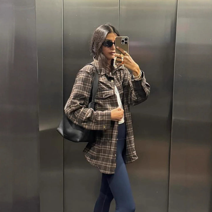 Damen Kariertes Overshirt mit Brusttaschen und goldenen Druckknöpfen Echoarchiv