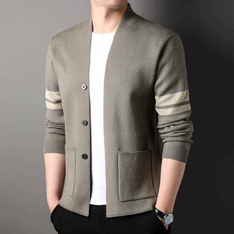 Herren modischer Strickcardigan mit niedrigem Kragen und dekorativen Streifen Echoarchiv