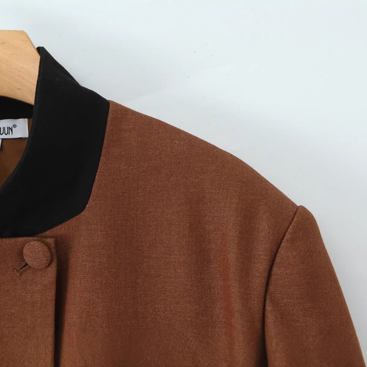 Damen Kurzblazer im Oversize-Kurzschnitt mit betonten Schultern Echoarchiv