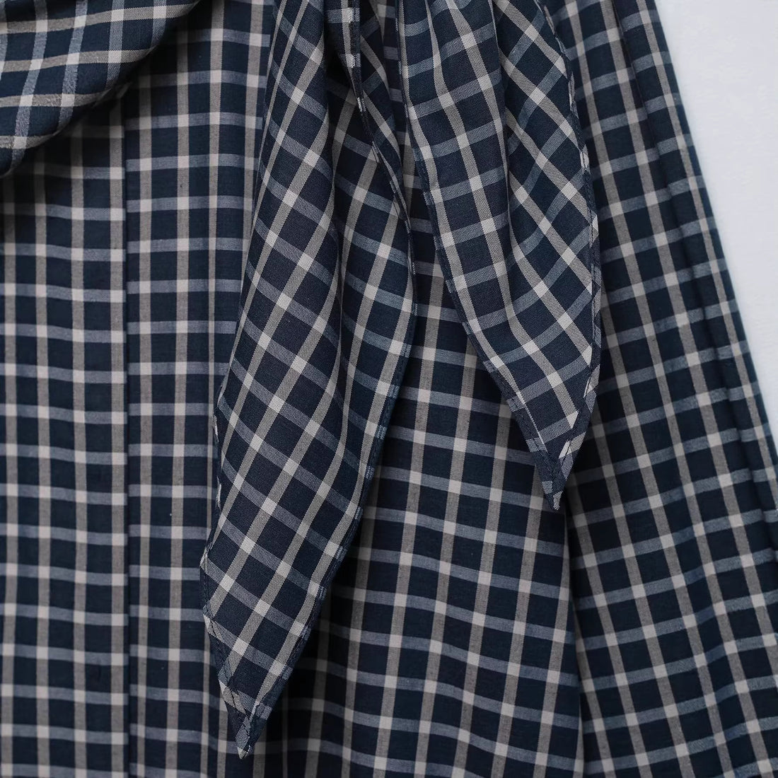 Damen Karierte Bluse mit asymmetrischem Schal‑Drapé und Hemdkragen Echoarchiv