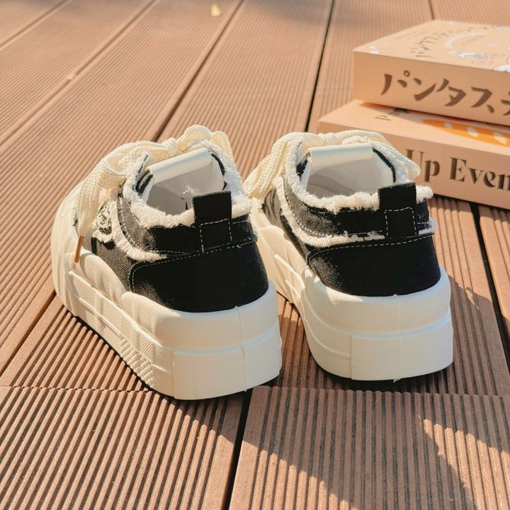 Damen Stilvolle Chunky Sneakers mit weißer Plattform und robustem Obermaterial Echo Archiv