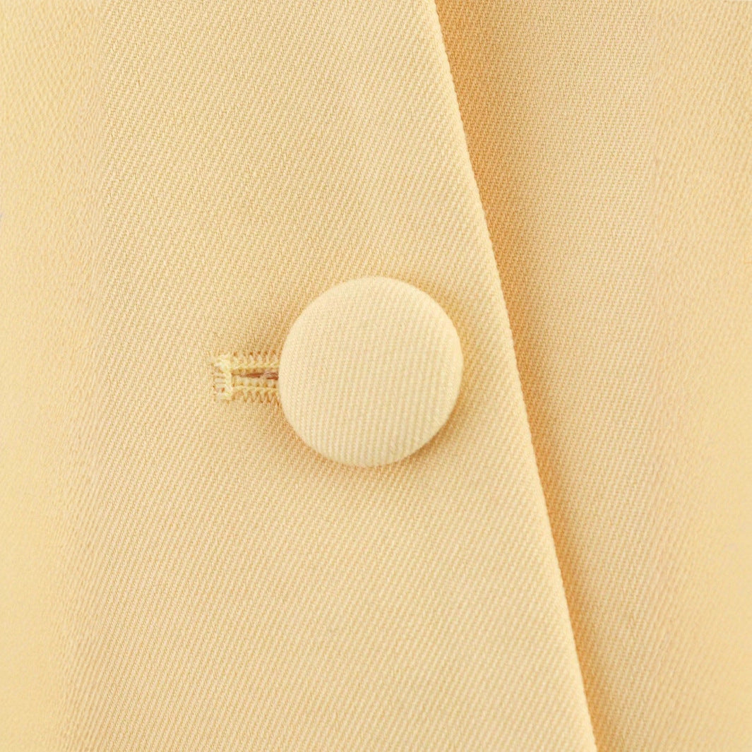 Damen taillierte Rundhals-Blazerjacke mit verdeckter Knopfleiste, Pattentaschen und figurformenden Teilungsnähten – Valéne